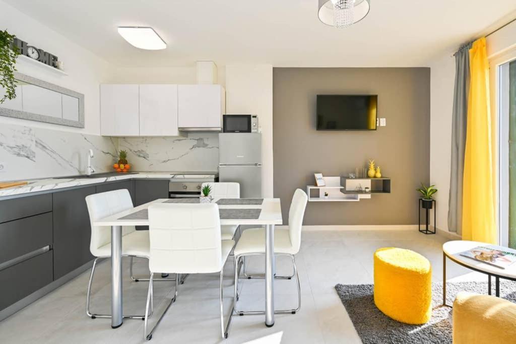 Apartment Noemi With A Direct Beach View Rabac Exterior photo
